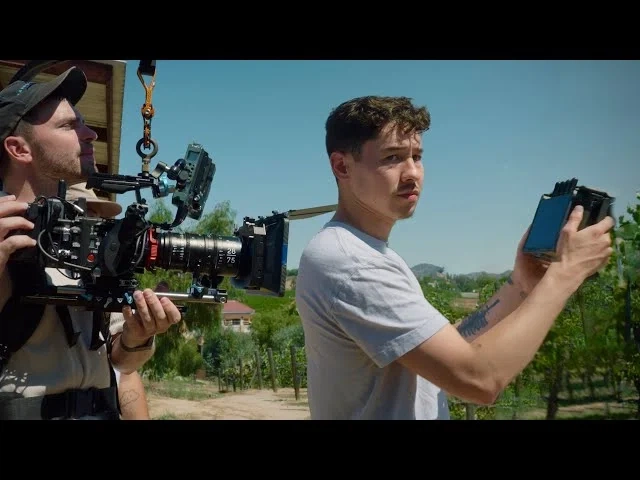 里番 | 专业视频创作社区 | 原创不易首席创作总监拍摄工作照